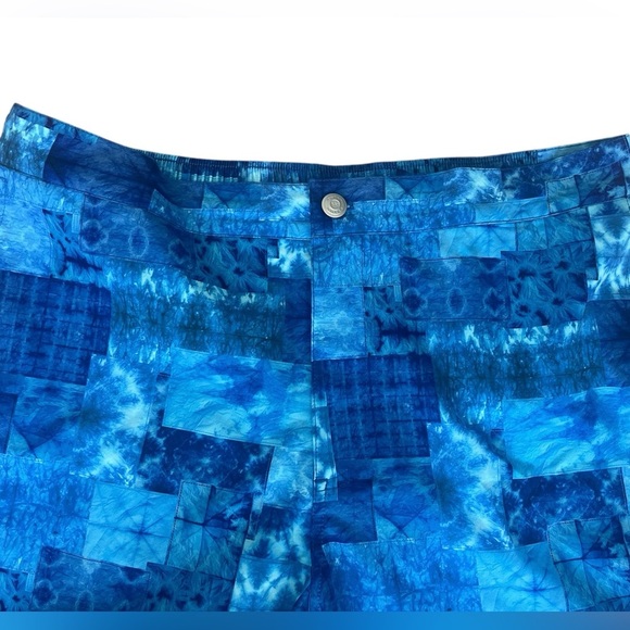 Peter Millar Crown Crafted Men’s Blue Patterned Print Board Shorts Size Medium - Picture 2 of 4